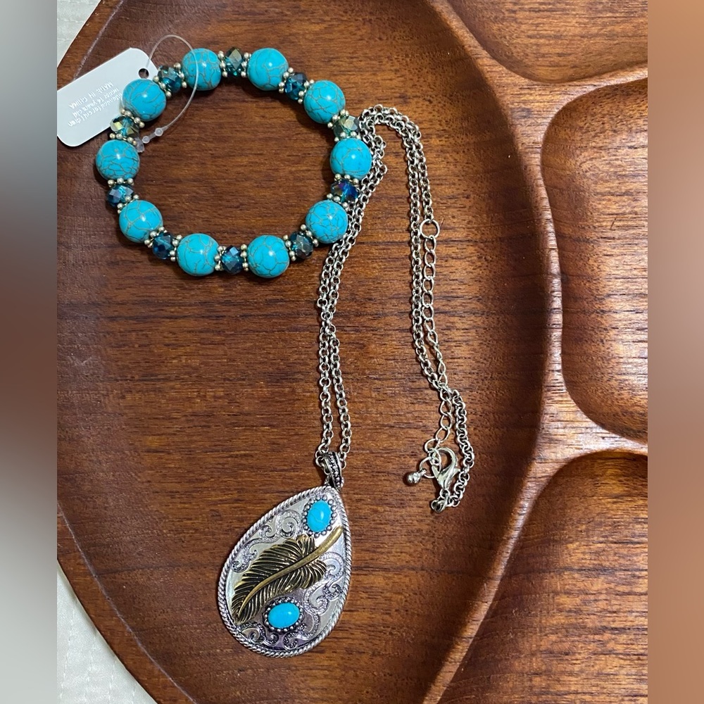 Necklace and bracelet set